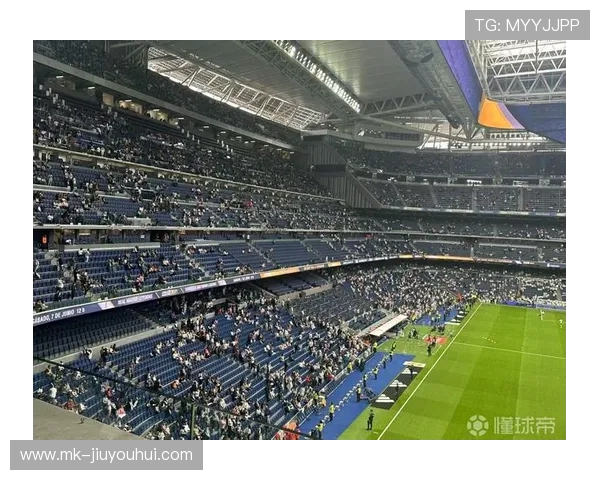 从伯纳乌看足球激情：球迷眼中的圣地与荣耀之战